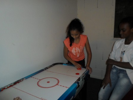 even chillen met air hockey