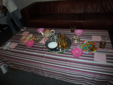 de tafel mooi gedekt voor de high tea